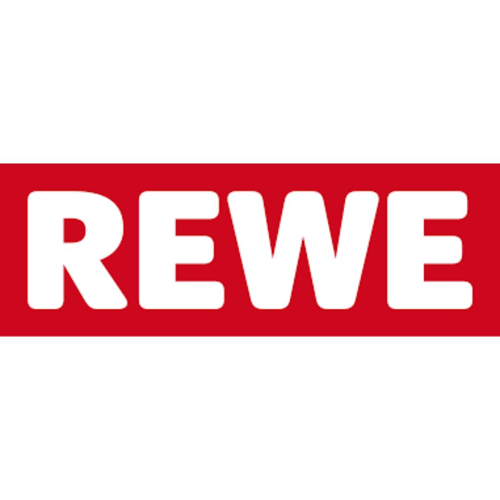Das Bild zeigt das Logo von REWE, bestehend aus dem Wort "REWE" in weißer Schrift auf rotem Hintergrund.